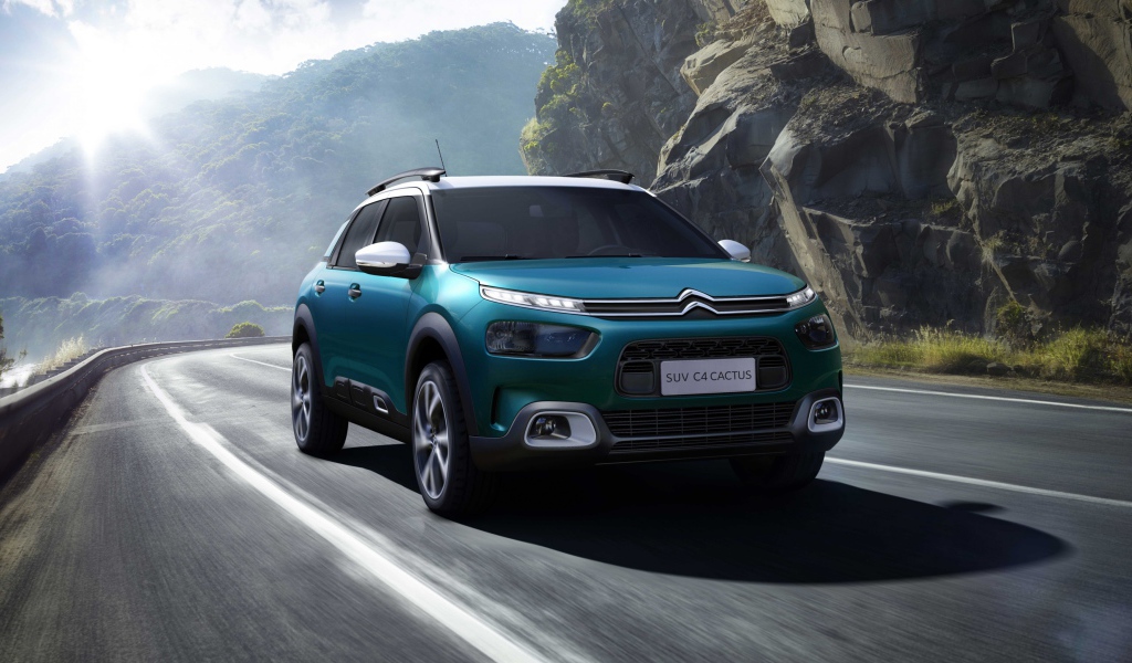 Внедорожник Citroen C4, 2018 на фоне гор