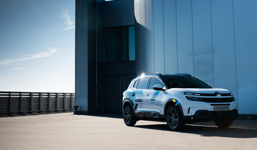 Белый внедорожник Citroen C5 2018 года