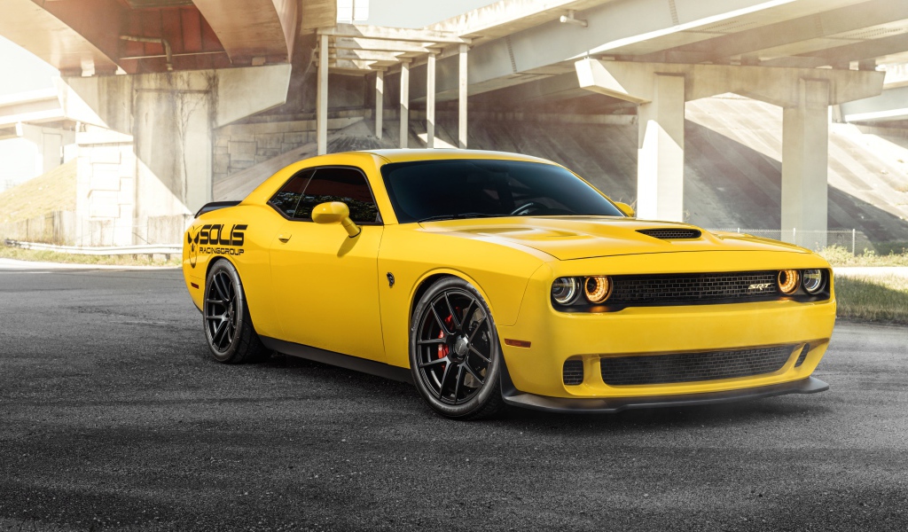 Оранжевый автомобиль Dodge SRT Hellcat