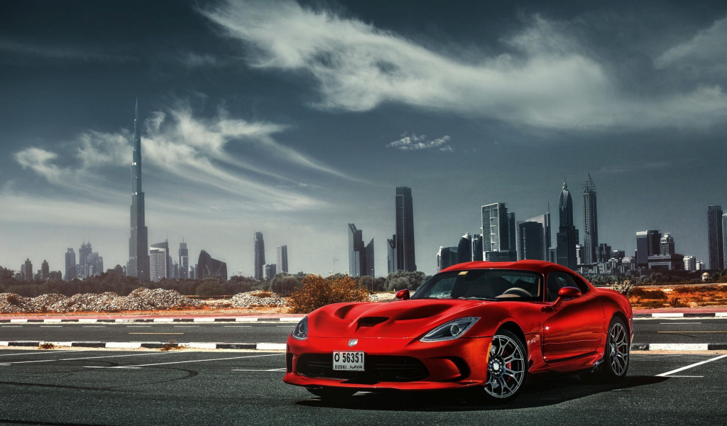 Красный спортивный автомобиль Dodge Viper SRT 2018 года на фоне города
