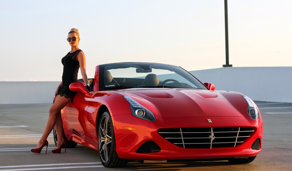 Красивая девушка у красного кабриолета Ferrari California