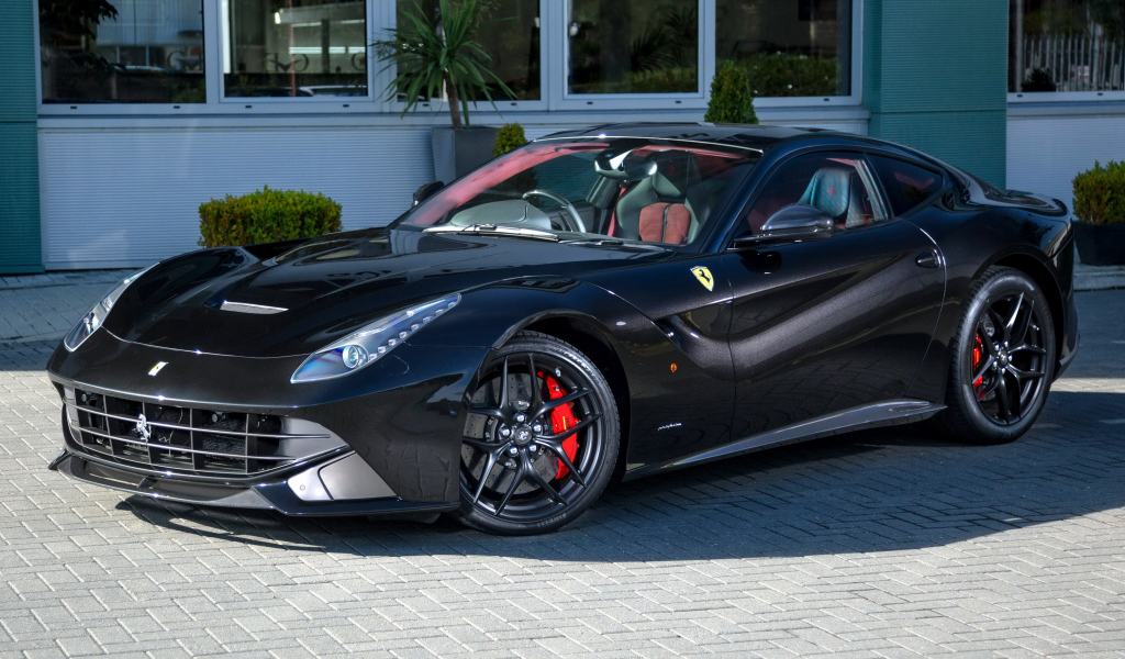Черный спортивный автомобиль Ferrari F12 berlinetta