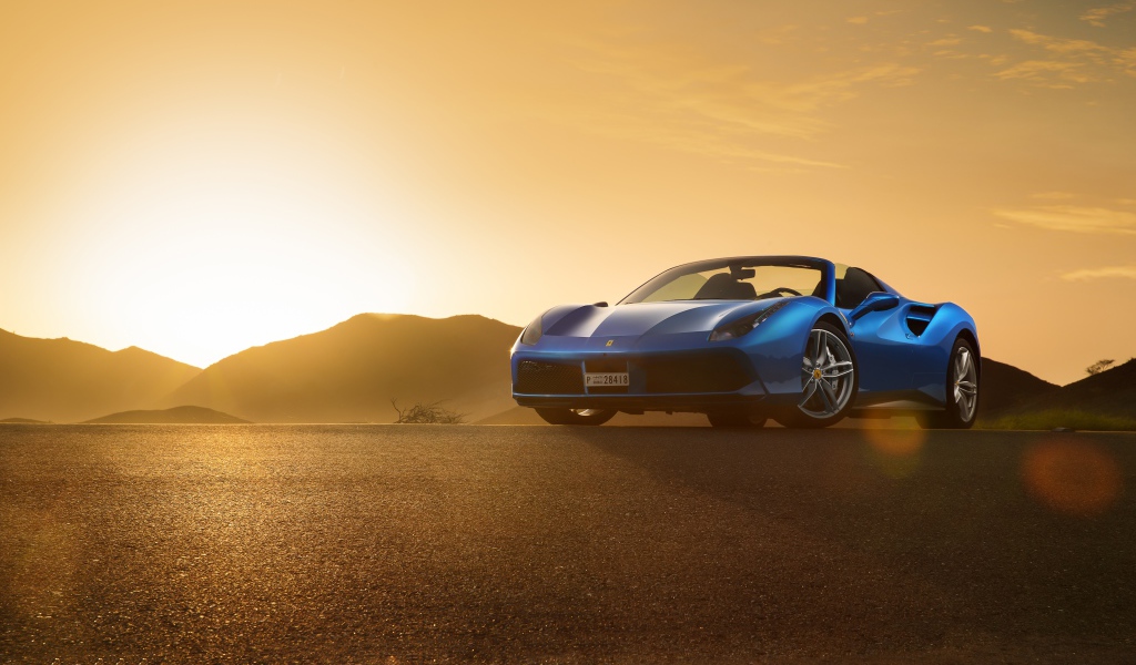 Синий автомобиль кабриолет Ferrari 488 Spider на рассвете