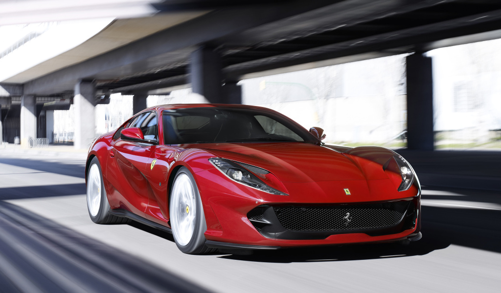 Красный быстрый автомобиль Ferrari 812 Superfast 2018 