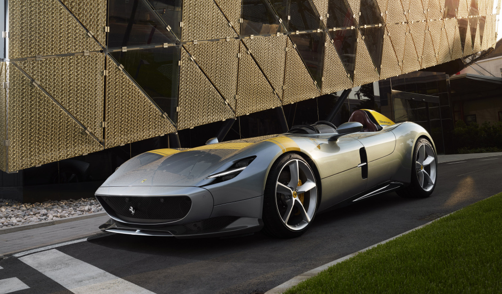 Серебристый автомобиль Ferrari Monza SP1