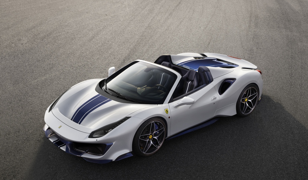 Спортивный автомобиль Ferrari 488 Pista Spider, 2018 вид сверху
