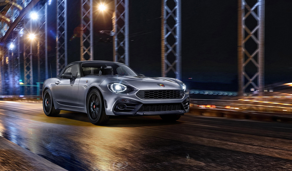 Серебристый автомобиль Fiat 124 GT, 2018 на мосту