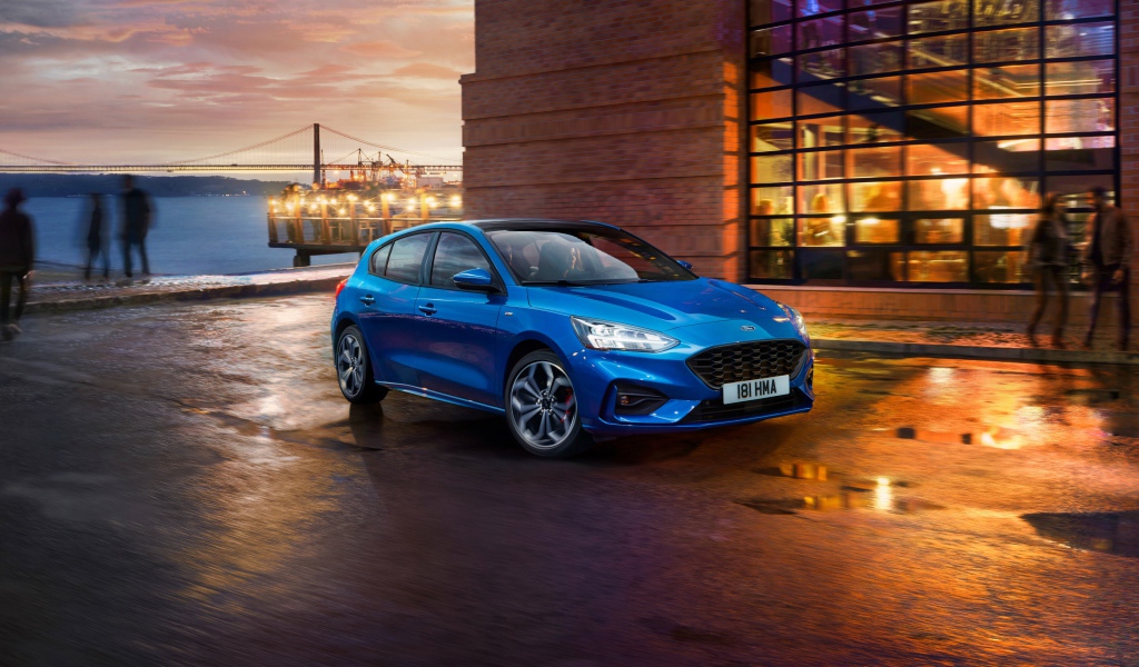 Синий компактный автомобиль Ford Focus