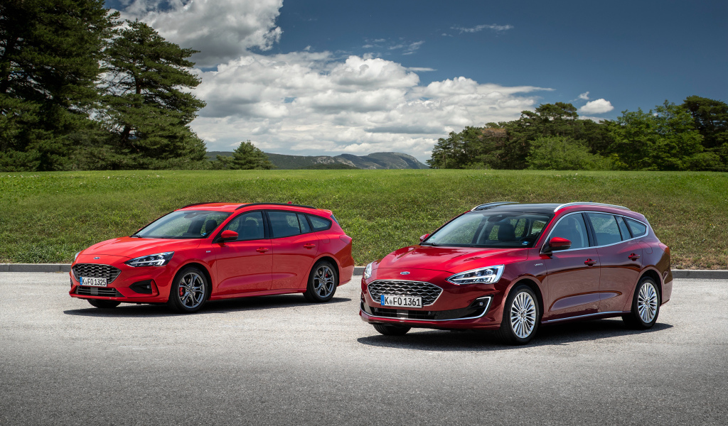 Два красных автомобиля Ford Focus Turnier, 2019 года