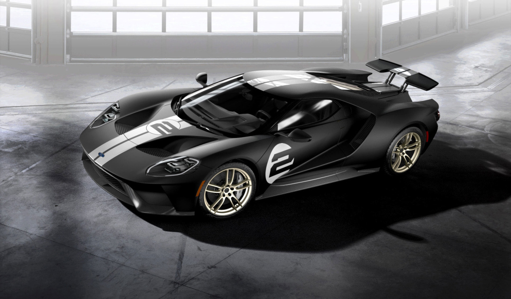 Серебристый спортивный автомобиль Ford GT 66 Heritage