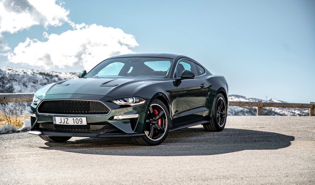 Автомобиль Ford Mustang Bullitt на фоне неба 