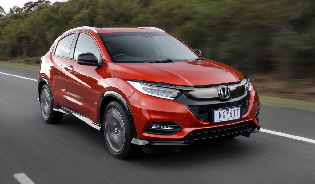 Красный автомобиль Honda HR-V RS 2019 года на трассе
