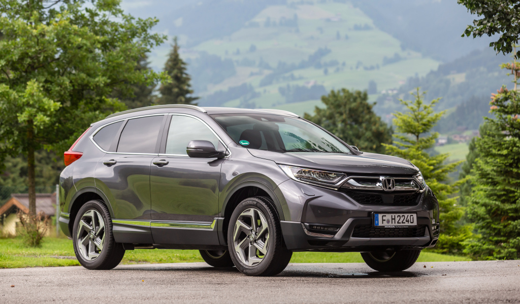 Серебристый внедорожник Honda  CR-V, 2018 года