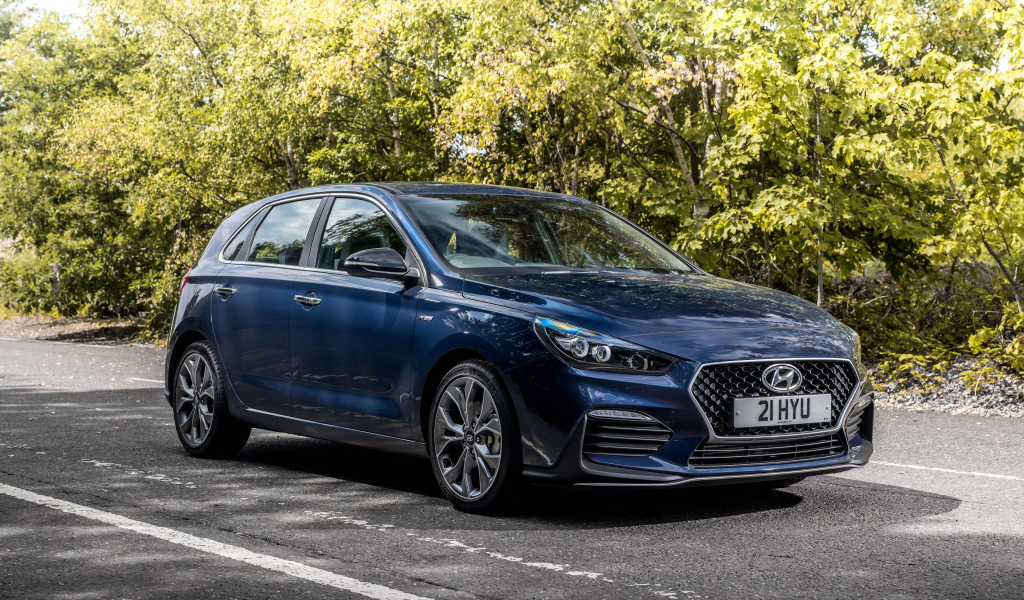 Синий автомобиль Hyundai i30 N Line 2018 года