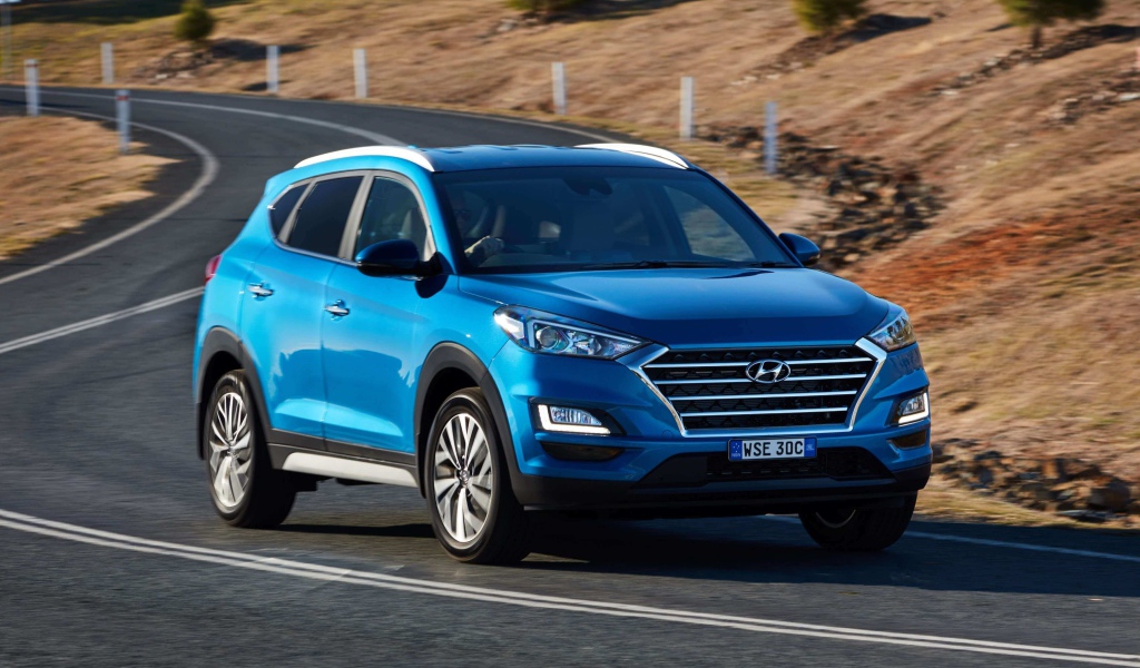 Синий внедорожник Hyundai Tucson 2019 года на трассе