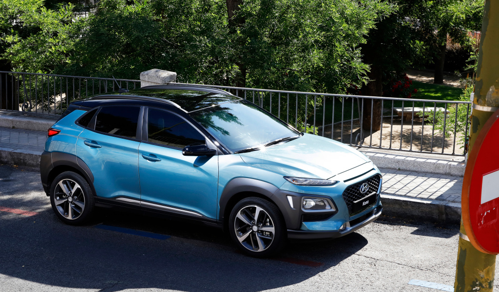 Голубой внедорожник Hyundai Kona