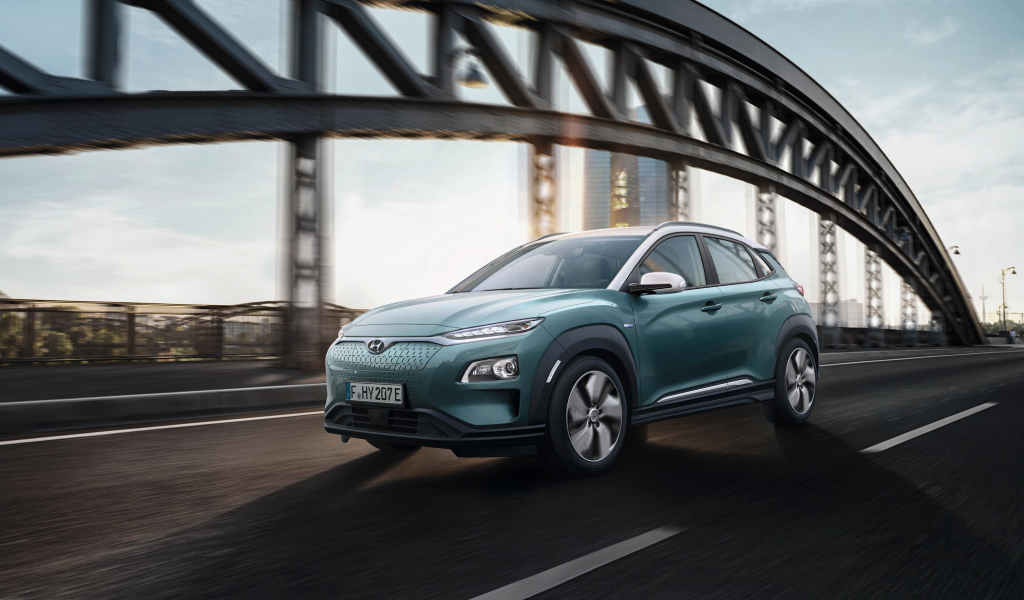 Электрический внедорожник Hyundai Kona, 2018 на трассе