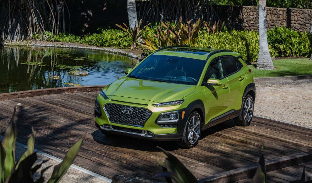 Салатовый автомобиль Hyundai Kona у воды