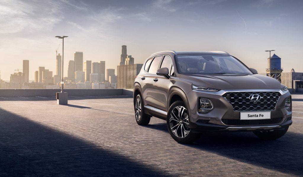 Новый внедорожник Hyundai Santa Fe, 2019 на фоне города