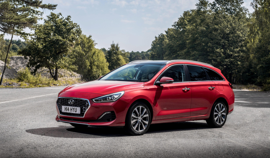 Красный автомобиль Hyundai i30 Tourer, 2018 года