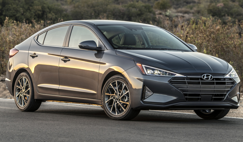 Серебристый автомобиль Hyundai Elantra, 2019