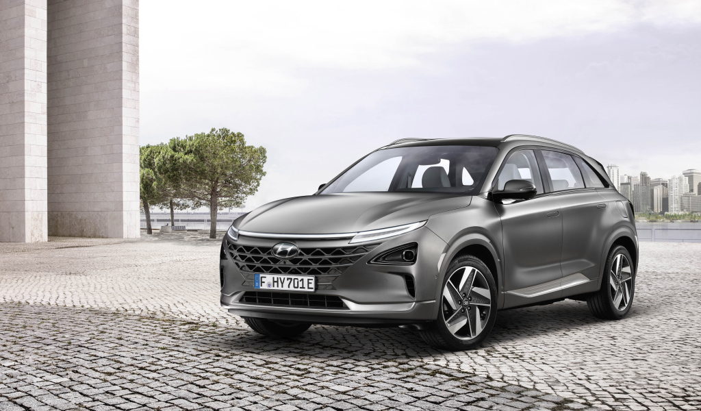 Серебристый автомобиль Hyundai Nexo, 2018 года