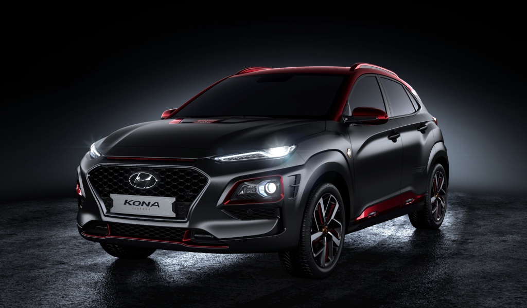 Стильный новый автомобиль Hyundai Kona, 2019 года с включенными фарами 