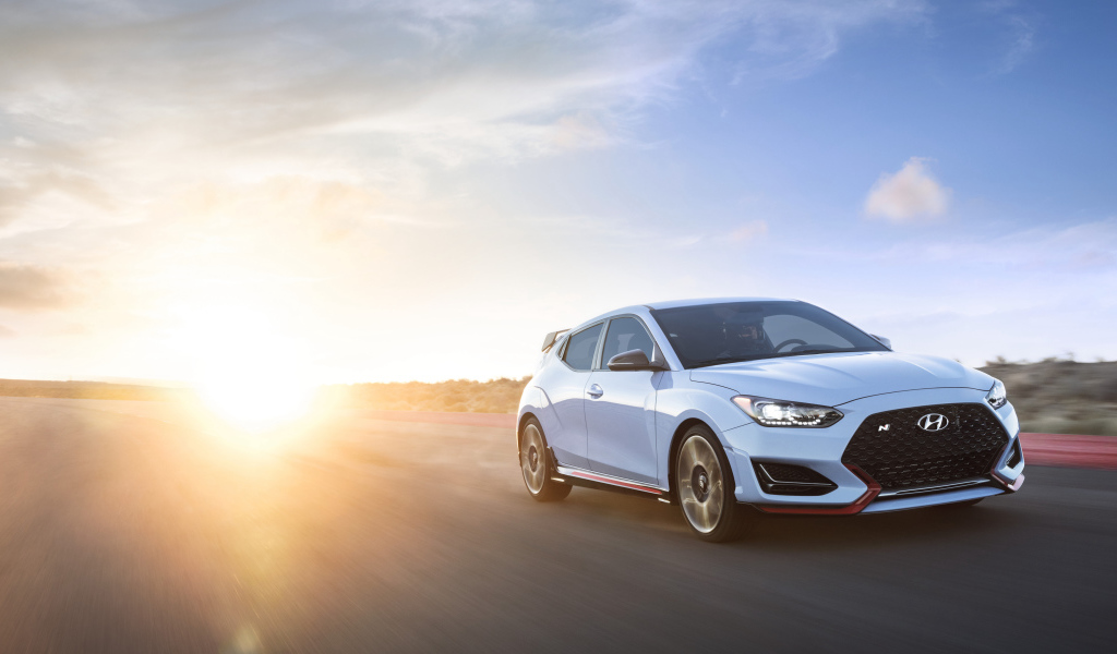 Белый автомобиль Hyundai Veloster N 2, 2019 на фоне солнца