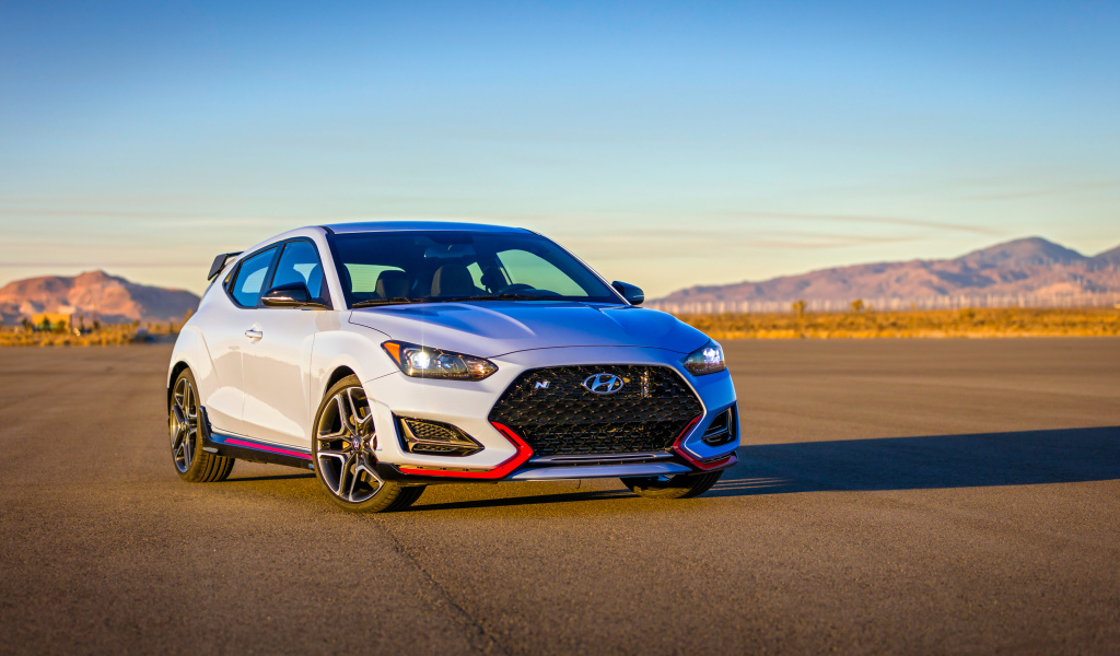 Белый автомобиль Hyundai Veloster N, 2018 на асфальте в лучах солнца