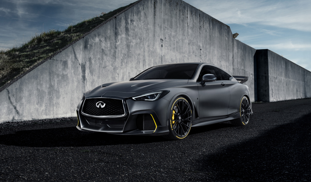 Серебристый автомобиль Infiniti Project Black S у стены