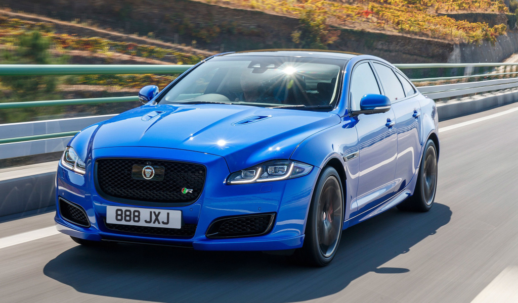 Синий автомобиль Jaguar XJR575, 2017 года