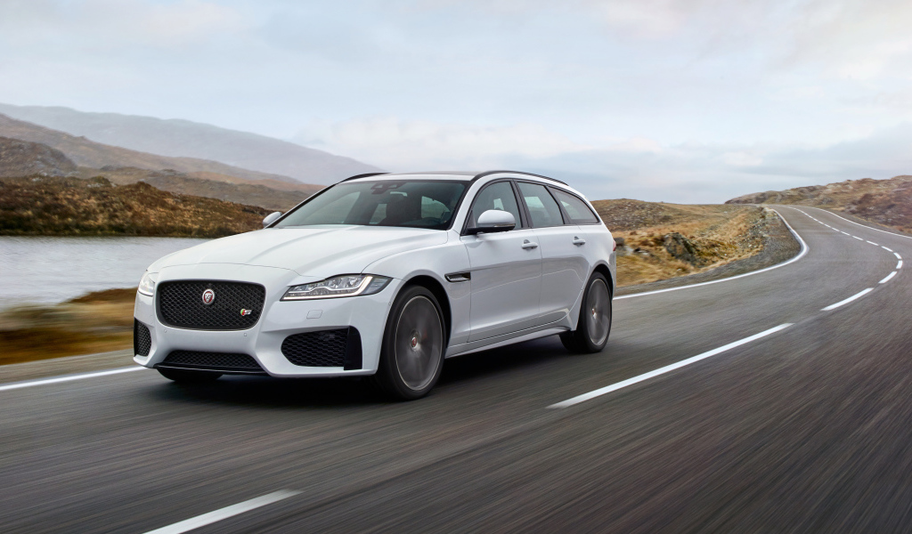 Автомобиль Jaguar XF S Sportbrake, 2017 года на трассе