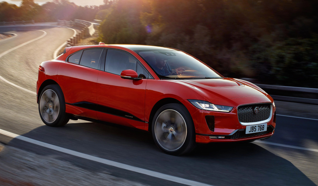 Красный электрический автомобиль Jaguar I Pace, 2019 года