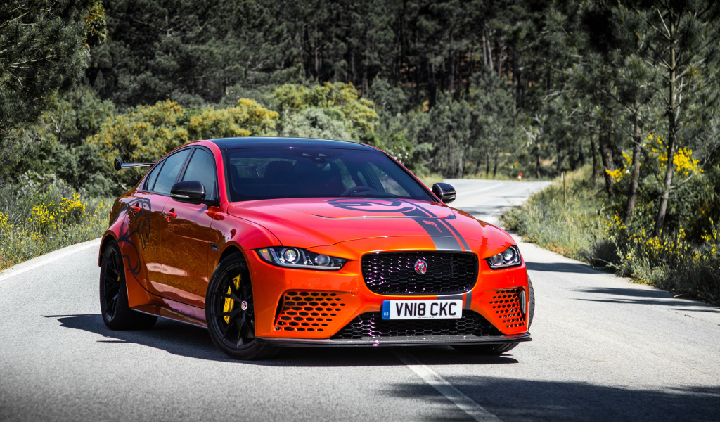 Спортивный автомобиль Jaguar XE SV Project 8