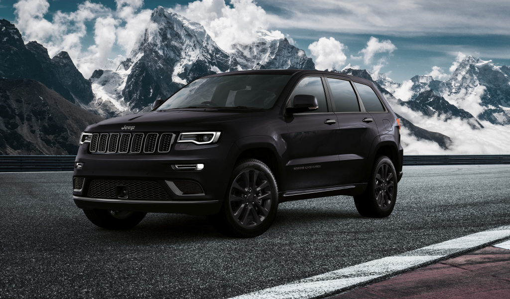 Черный Jeep Grand Cherokee S, 2019 на фоне заснеженных гор