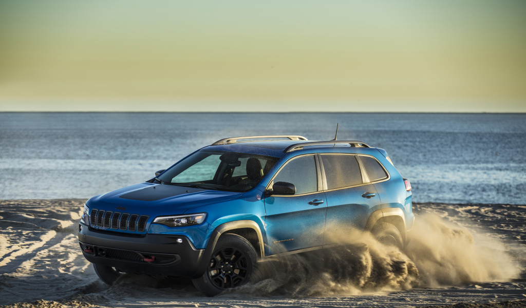 Внедорожник Jeep Cherokee Trailhawk, 2019 дрифт на песке
