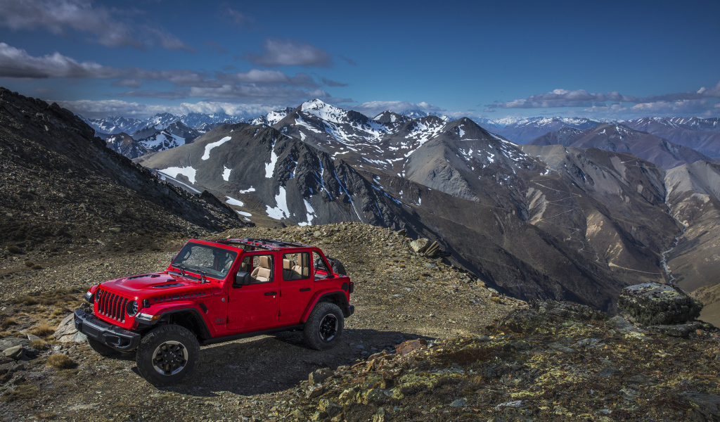 Красный Jeep Wrangler в горах