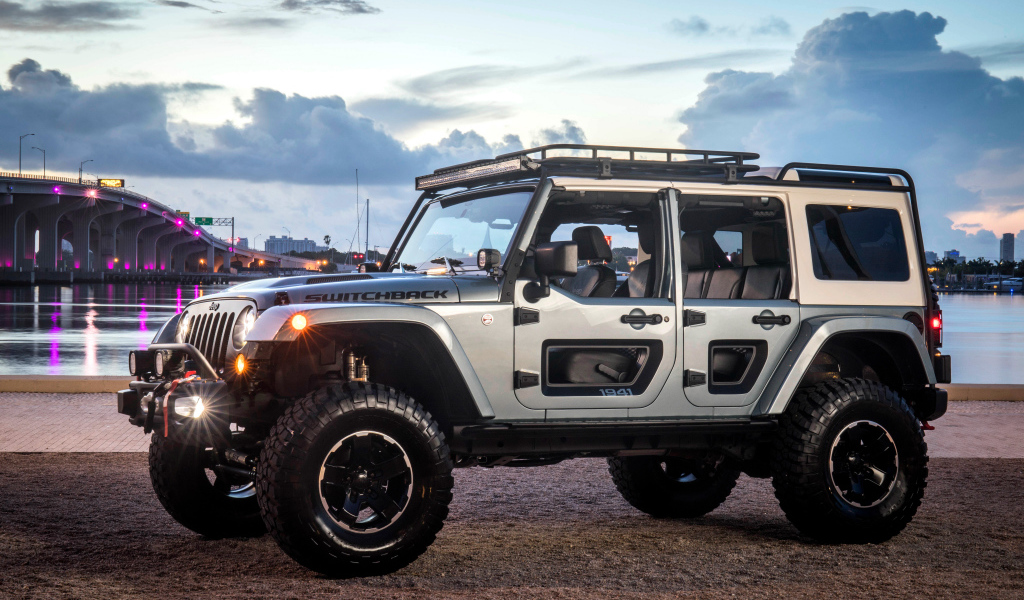 Серебристый Jeep Switchback на берегу