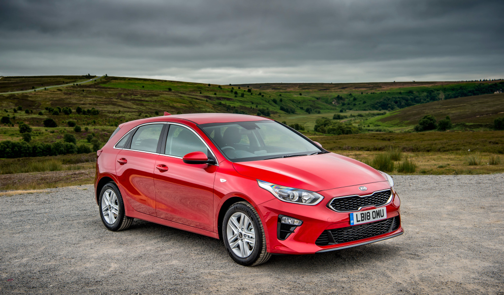 Красный кроссовер KIA Ceed 2018 года