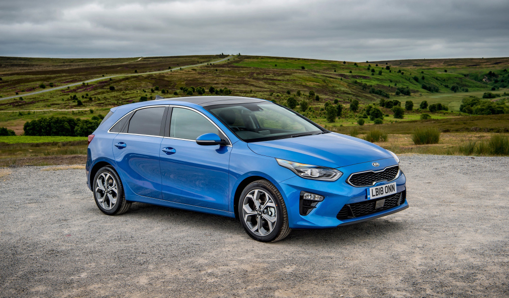 Синий кроссовер Kia Ceed 2019