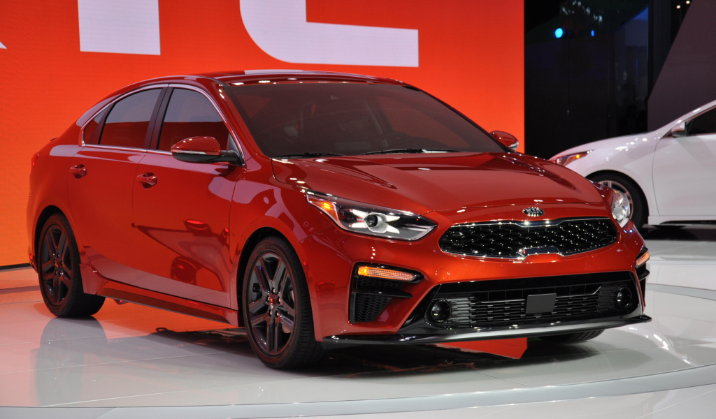 Красный новый автомобиль Kia Forte 2019 года в магазине