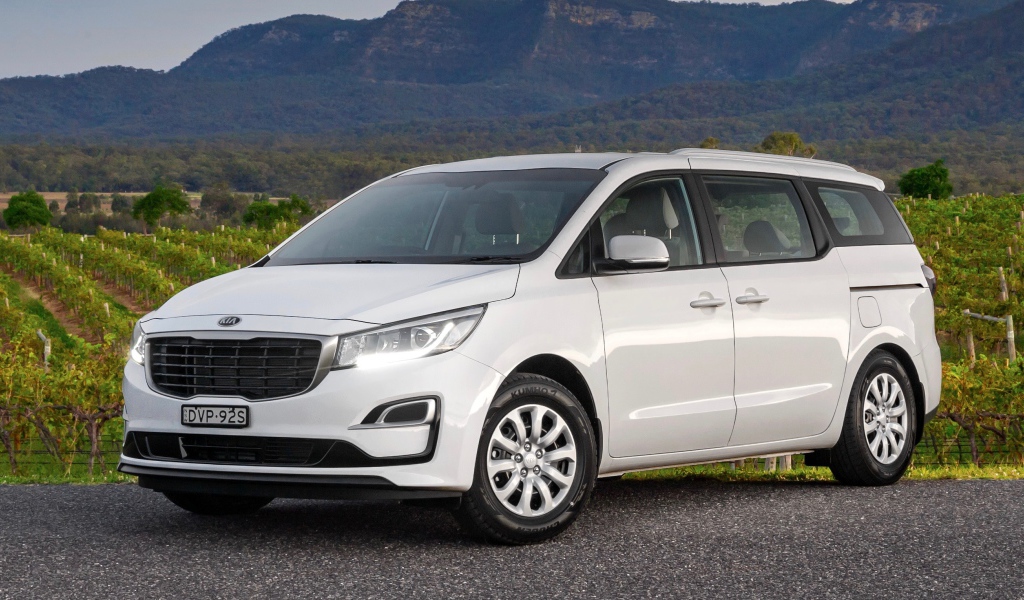 Белый внедорожник Kia Carnival 2019 года