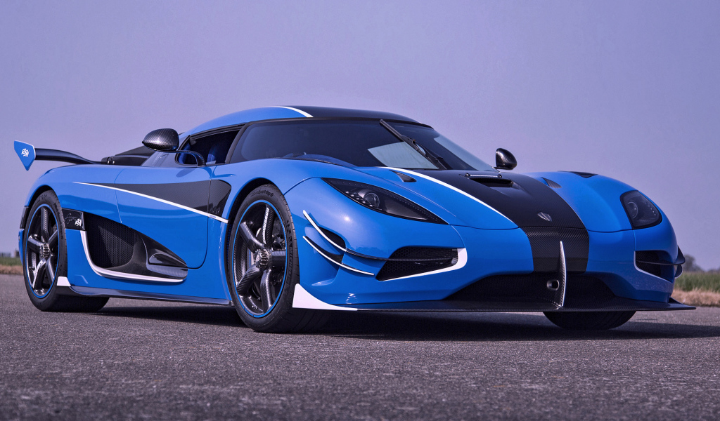 Синий спортивный автомобиль Koenigsegg Agera RSN 2018 года