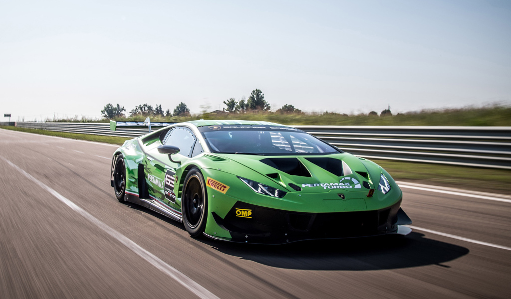 Спортивный автомобиль Lamborghini Huracan GT3 EVO 2019 года на трассе