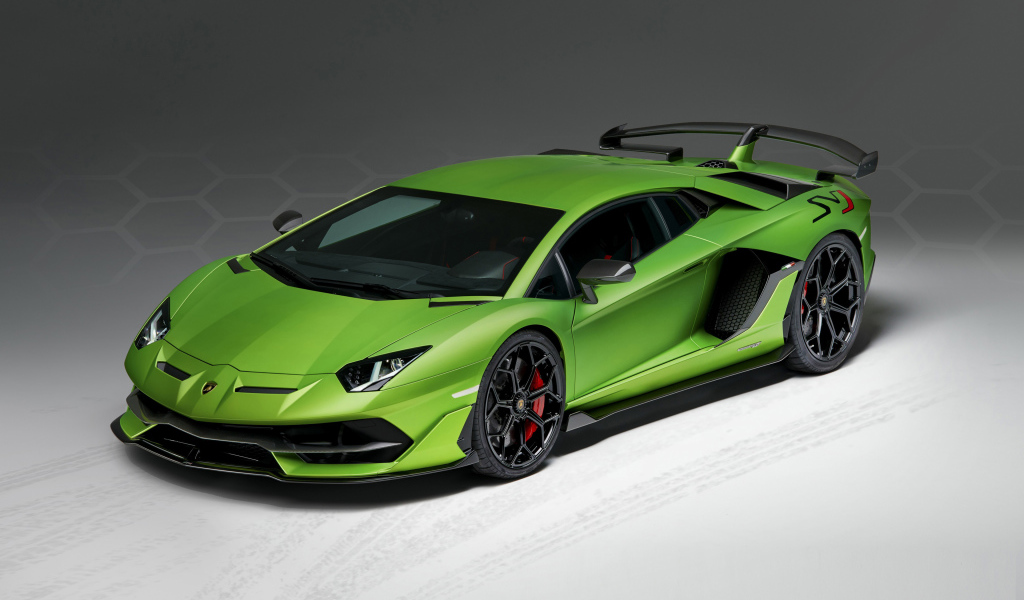 Зеленый автомобиль Lamborghini Aventador SVJ, 2019 года на сером фоне