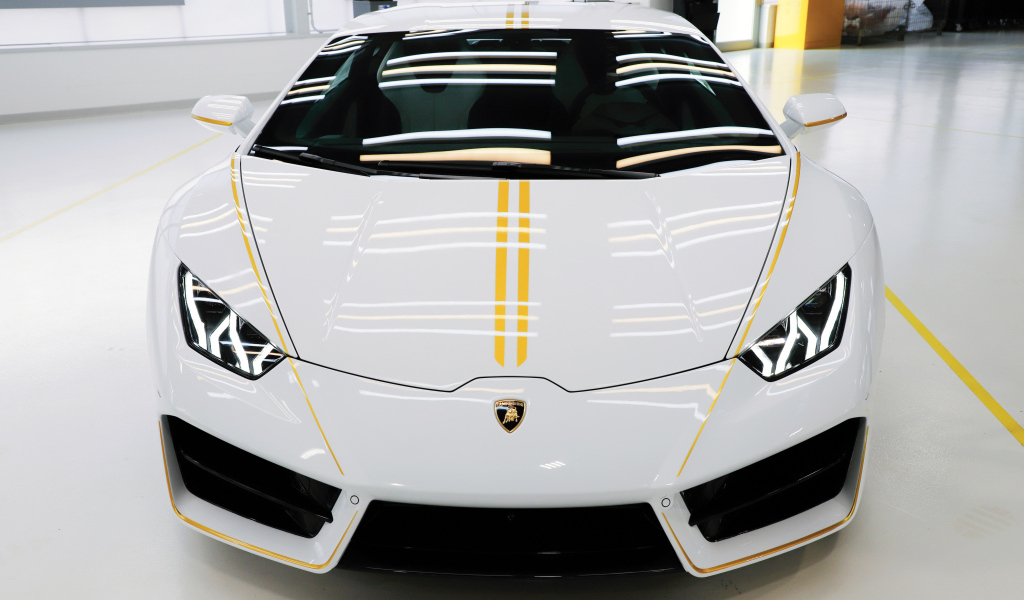 Спортивный автомобиль Lamborghini Huracan,  вид спереди