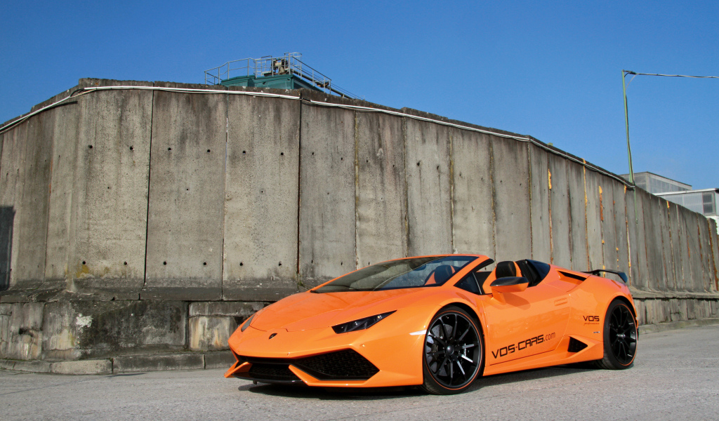 Оранжевый автомобиль Lamborghini Huracan