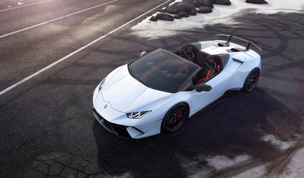 Быстрый белый кабриолет Lamborghini Huracan