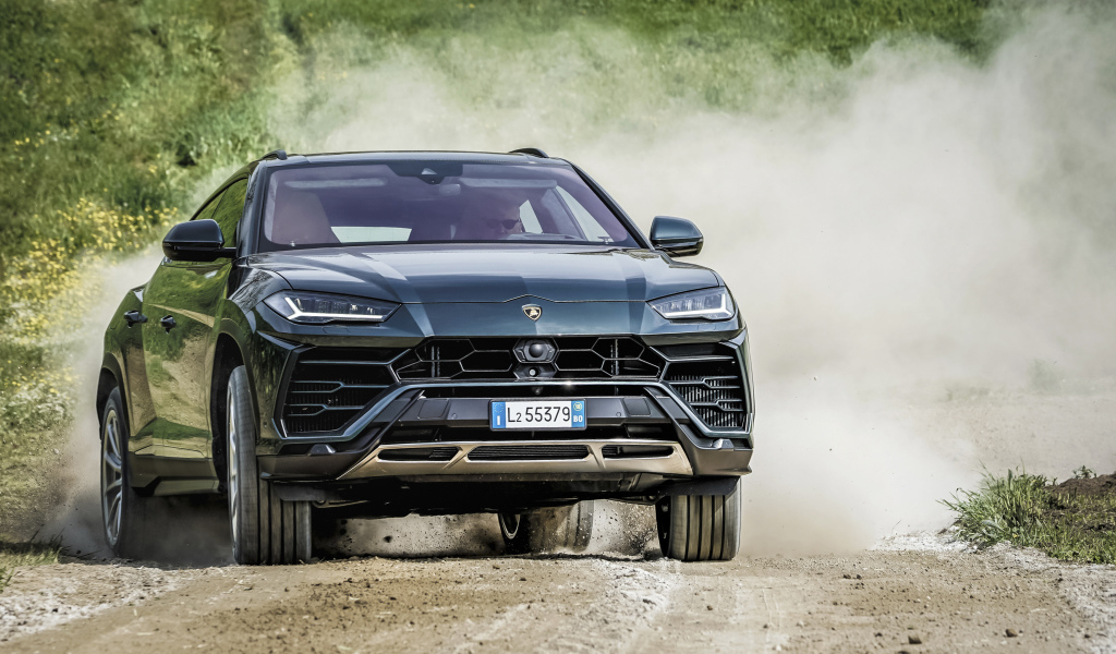 Внедорожник Lamborghini Urus 2018  года на дороге в пыли