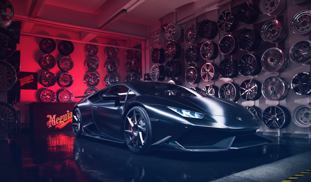 Серебристый быстрый автомобиль Lamborghini Huracan в гараже